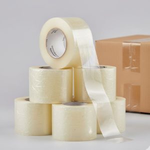 Cintas adhesivas transparentes para embalaje con caja de cartón, ideal para sellado seguro.